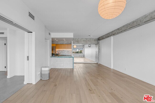 Building Photo - 7135 Hollywood Blvd