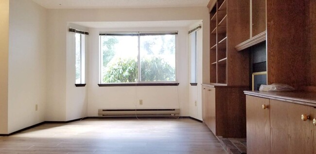 Building Photo - Move in ready - 2 bedroom 1 bath - No pets