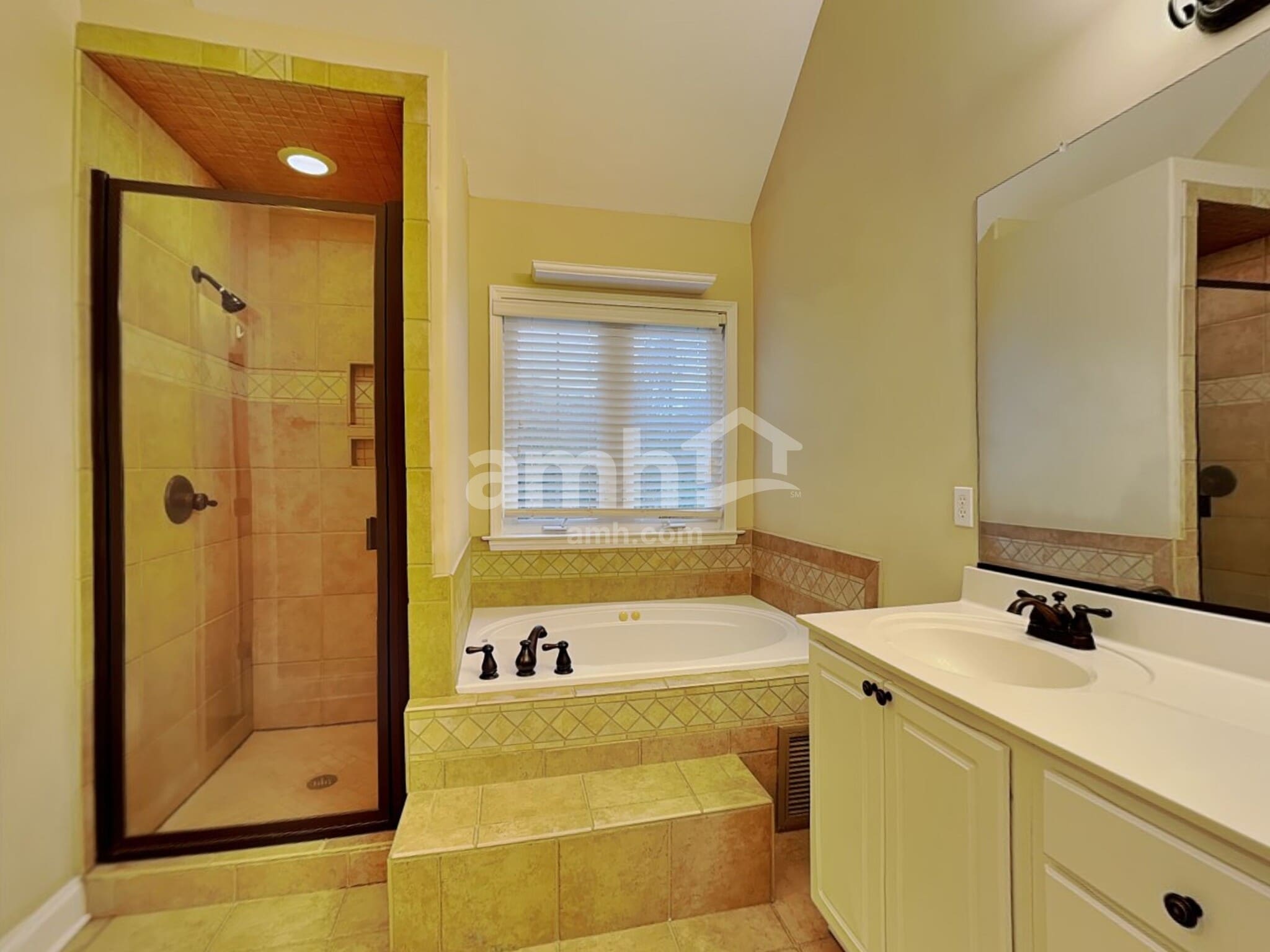 Building Photo - 483 Quick Silver Dr