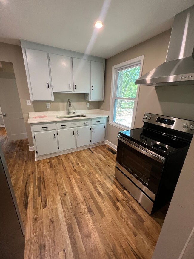 Building Photo - Newly renovated 2 bedroom 1 bath house!