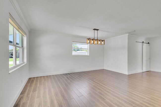 Building Photo - 204 W Whitney Dr