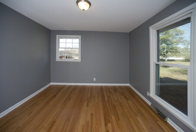 Building Photo - Beautiful Three Bedroom Home! AVAILABLE 8/...