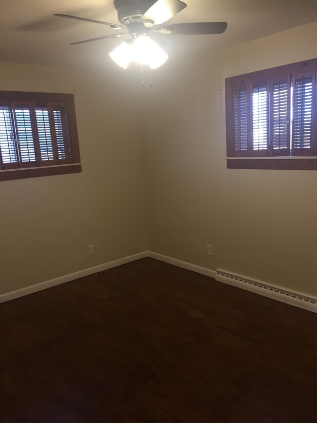 Building Photo - 3882 N Hartford Dr