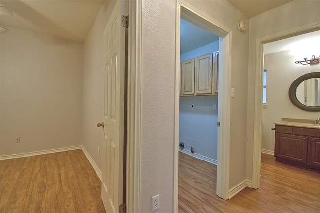 Building Photo - 101 Pecan Vista Ln