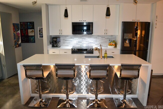 Building Photo - 315 Rock St