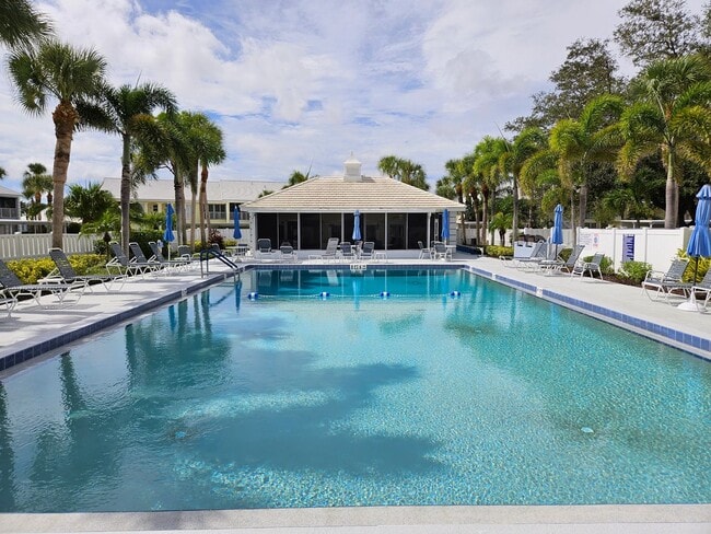 Building Photo - Gorgeous Seasonal Short-Term 2 Bedroom 2 Bathroom 2nd Floor Condo with Golf Transfer at Farmingto...