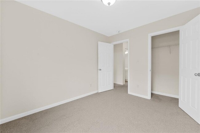 Building Photo - 318 Knelston Oak Dr NE