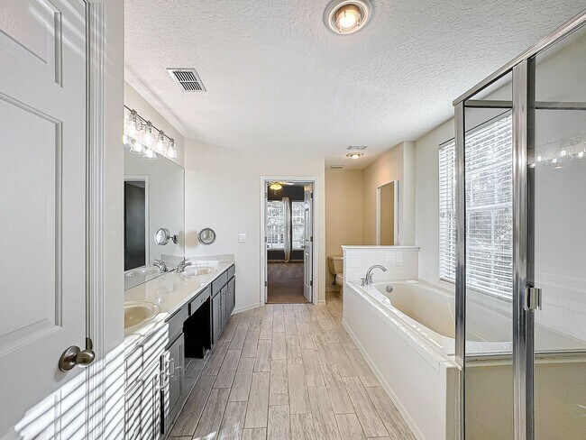 Building Photo - Stunning 5-Bedroom Home in North Village o...