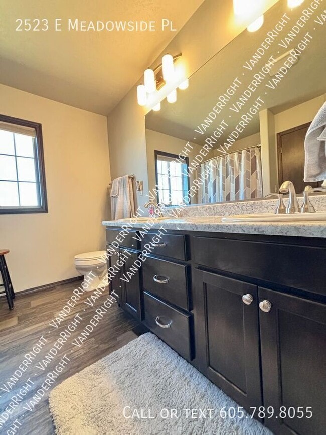 Building Photo - 2523 E Meadowside Pl