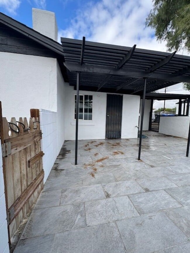 Building Photo - DHS6348