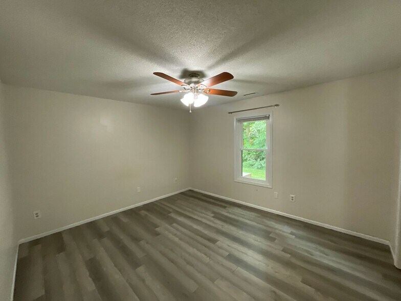 Building Photo - 9904 Mustang Dr