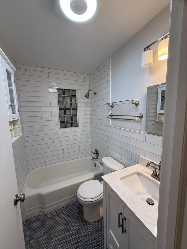 Building Photo - 2110 Villa Dr