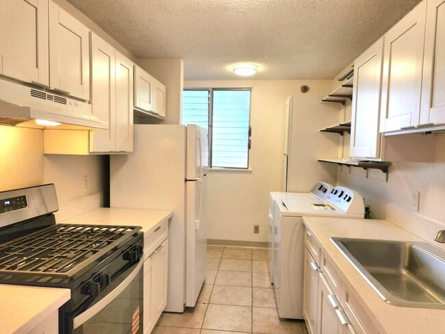 Building Photo - Chateau Newtown Townhome - Ground Floor Unit