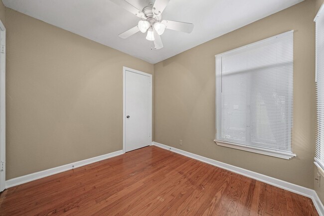 Building Photo - 3 Bedroom/1 Bathroom Ridgeview Subdivision