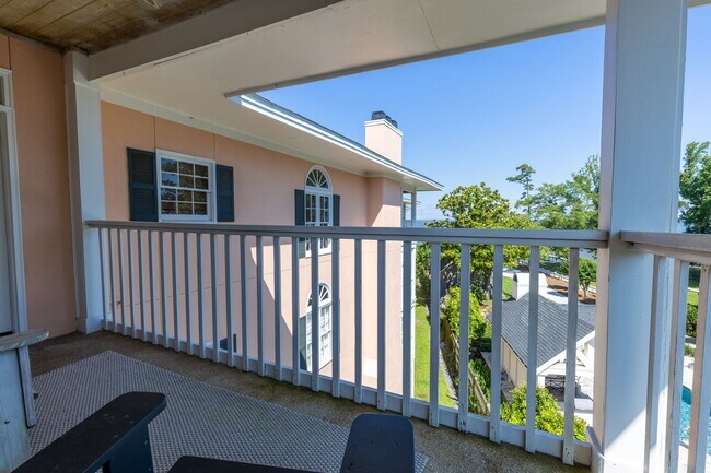 Building Photo - Stunning top-floor condo  #305 Scenic High...