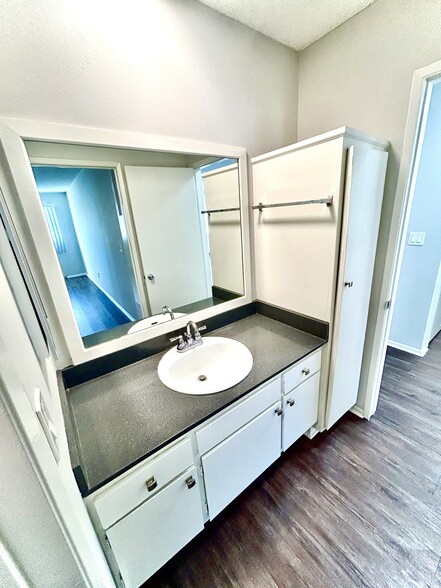 Building Photo - 14033 Burbank Blvd