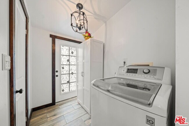 Building Photo - 5732 6th Ave