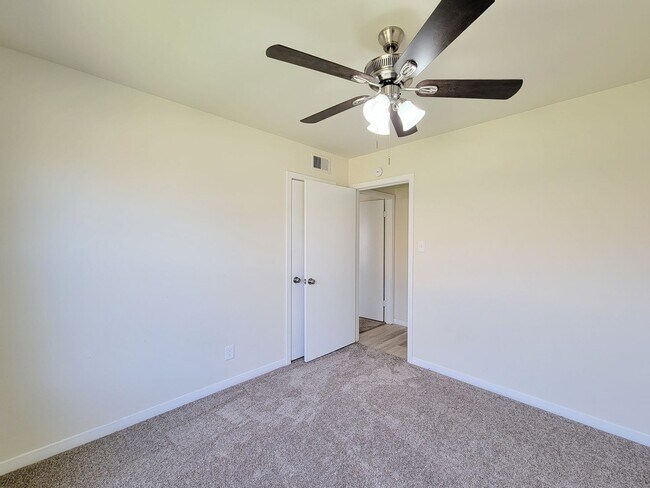 Building Photo - BEAUTIFUL REMODELED 4 BEDROOM 2 BATH HOME IN LAKE JACKSON, TEXAS