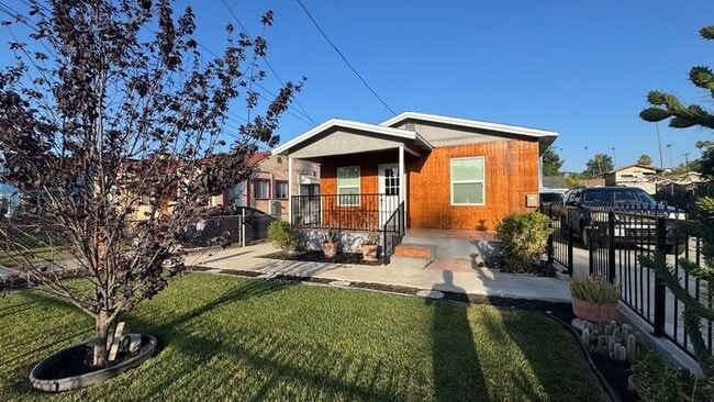 Primary Photo - 3501-3503 1/2 Lifur Ave