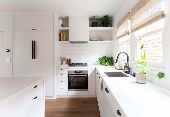 Building Photo - 1 Bed / 1 Bath Bungalow - 2 Blocks from the beach in Santa Monica