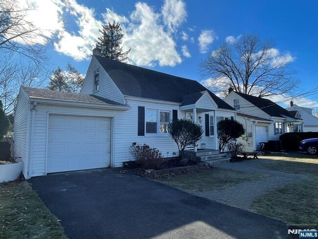 Building Photo - 11 Raymond Pl