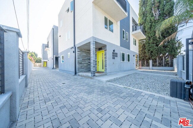 Building Photo - 11318 Miranda St