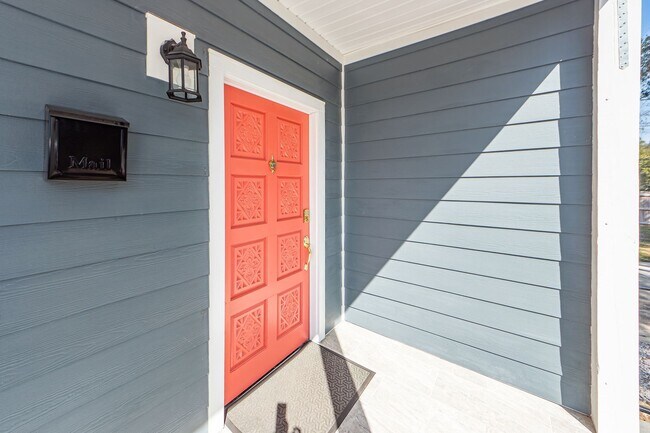 Building Photo - 3 BD 2.5 Bath Charming Home