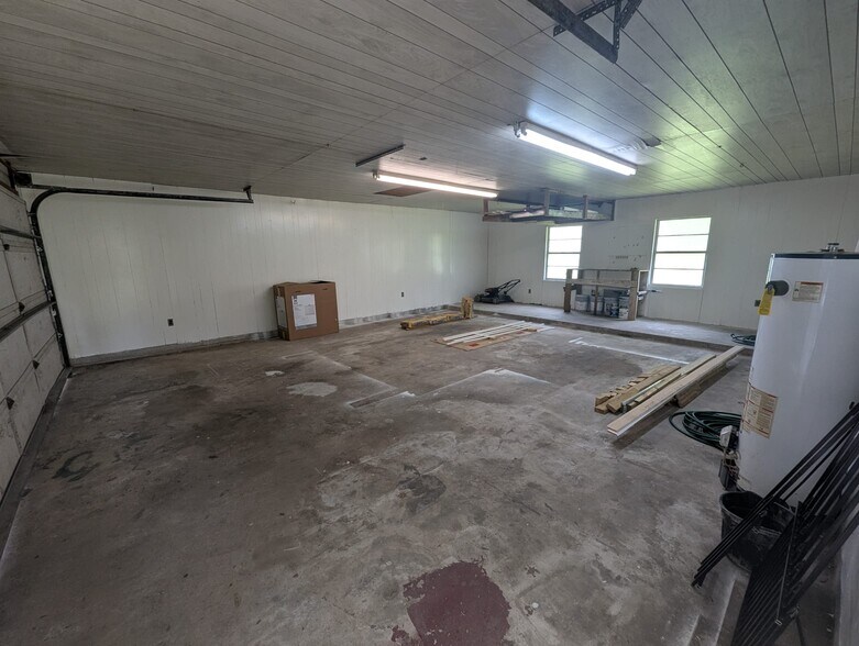garage - 2719 Canal Ave