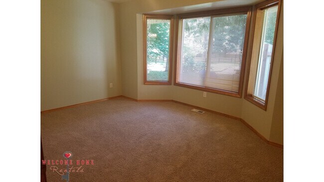 Building Photo - Wonderful rambler in amazing wooded commun...