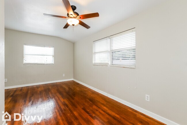 Building Photo - 1231 Greenview Dr