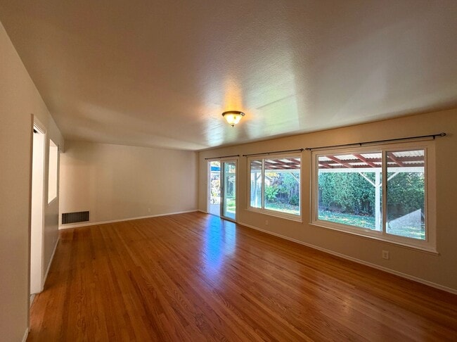 Building Photo - UPDATED LARGE 1500 sq/ft 3BR/2BA Cherry Chase Sunnyvale Home AVAILABLE NOW