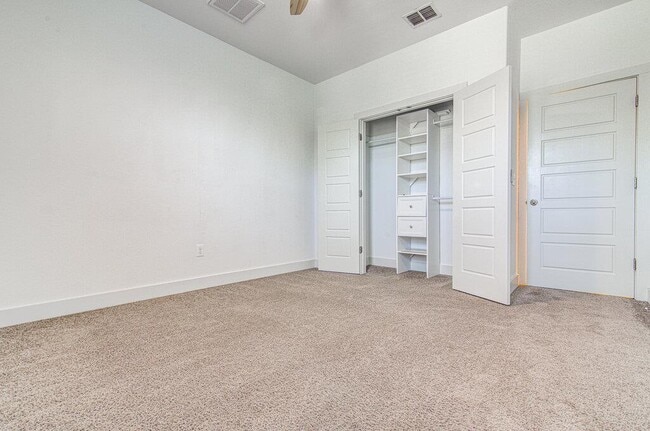 Building Photo - 2117 Maxwell Ln