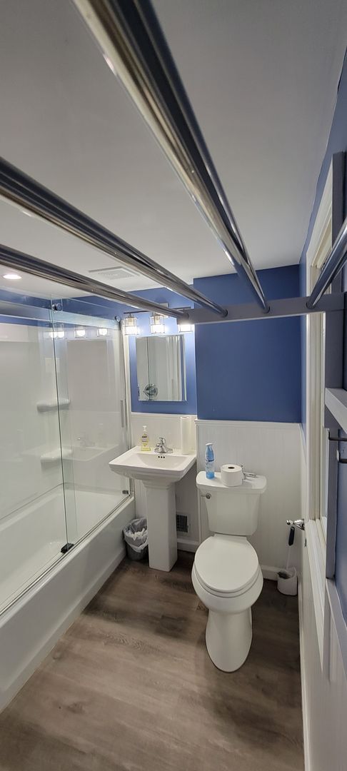 Building Photo - Walking distance to UD - Pending Applicati...