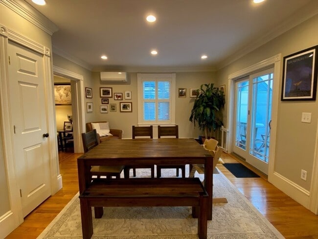 Building Photo - 35 Wellesley St