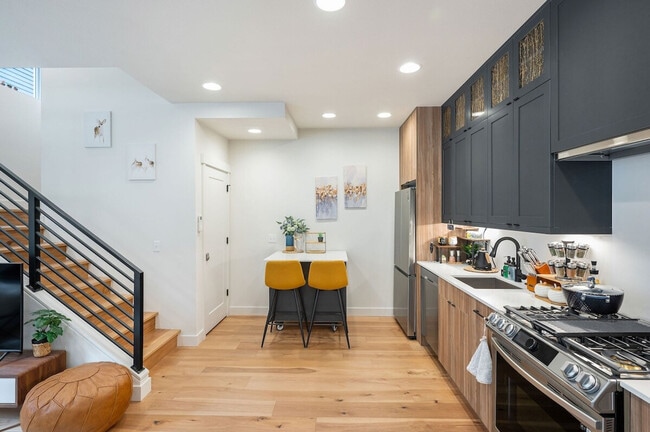 Building Photo - 34 W Cremona St