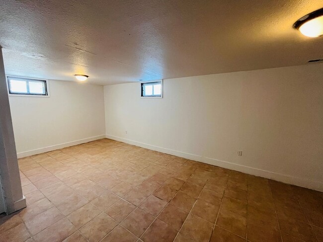 Building Photo - 4 bed, 3 bathroom Home