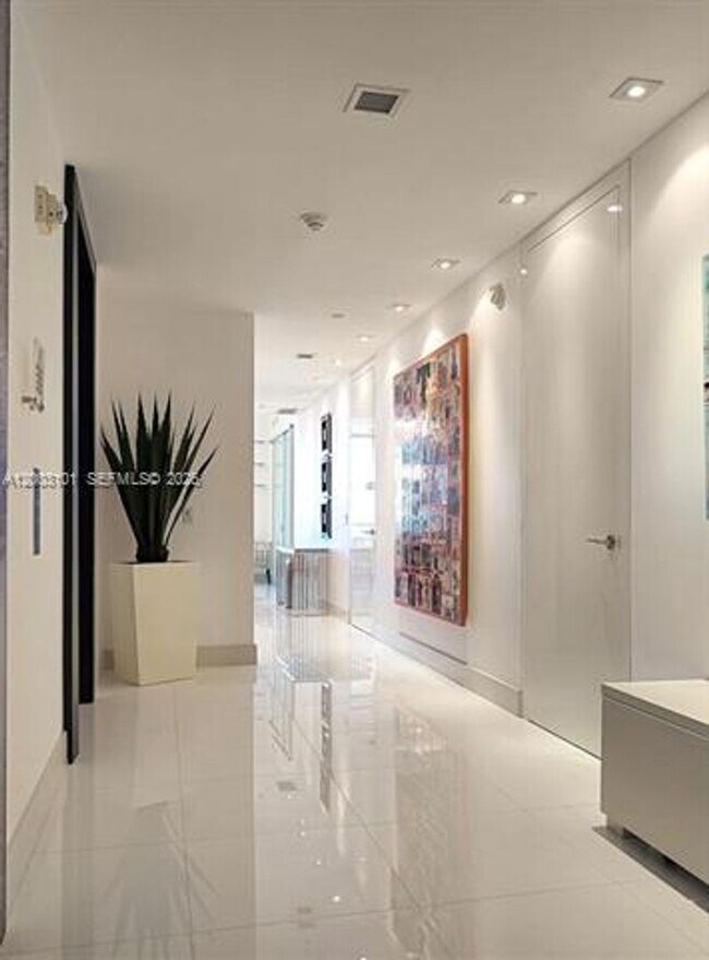 Building Photo - 1100 Biscayne Blvd