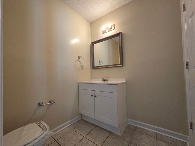 Building Photo - 2 Bedroom 2-1/2 Bathroom Townhouse Style Condo