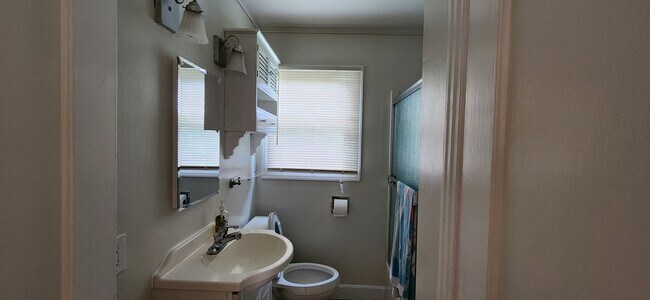 Building Photo - 2 Bedroom 1.5 Bathroom Home in S. Land Park with Updated Kitchen