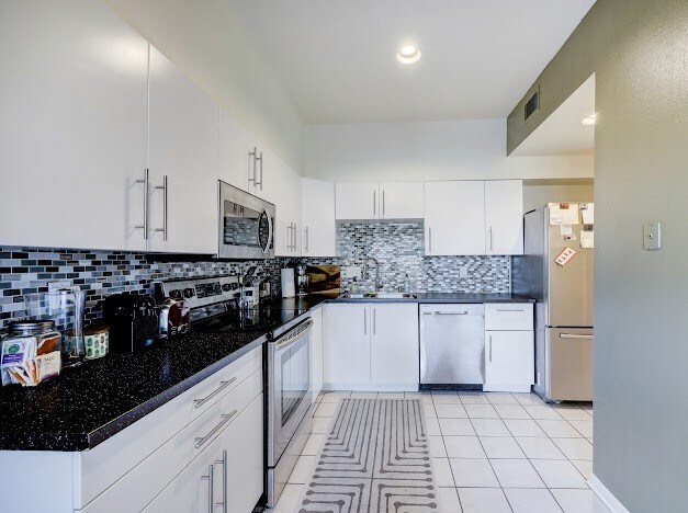 Building Photo - 1617 S Kirkwood Rd