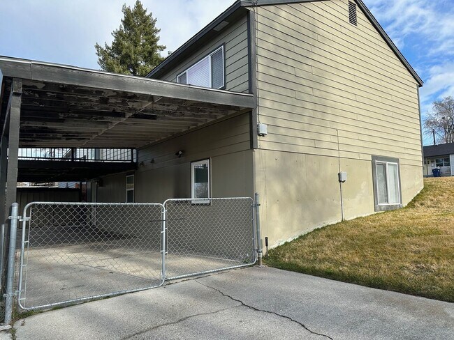 Building Photo - Spacious Northside 4-Bed, 2-Bath Ranch with Hardwood Floors