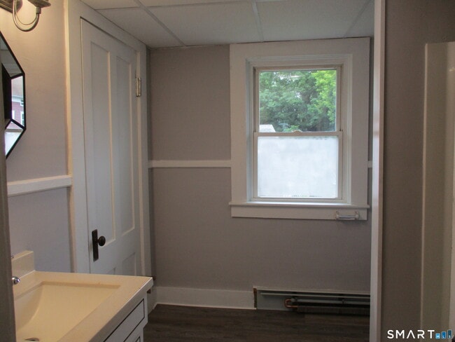 Building Photo - 105 Woodstock Ave