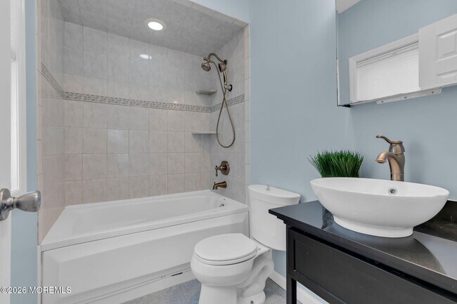 Building Photo - 1232 Pine Tree Way