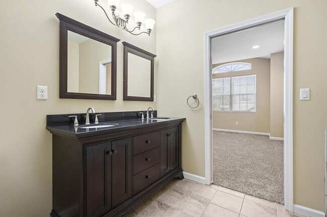 Building Photo - 438 Elm St