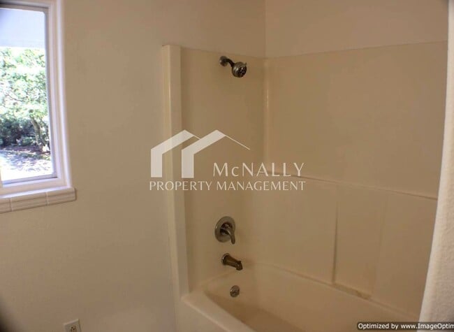Building Photo - Newly Remodeled 3 bedroom home with Oversi...