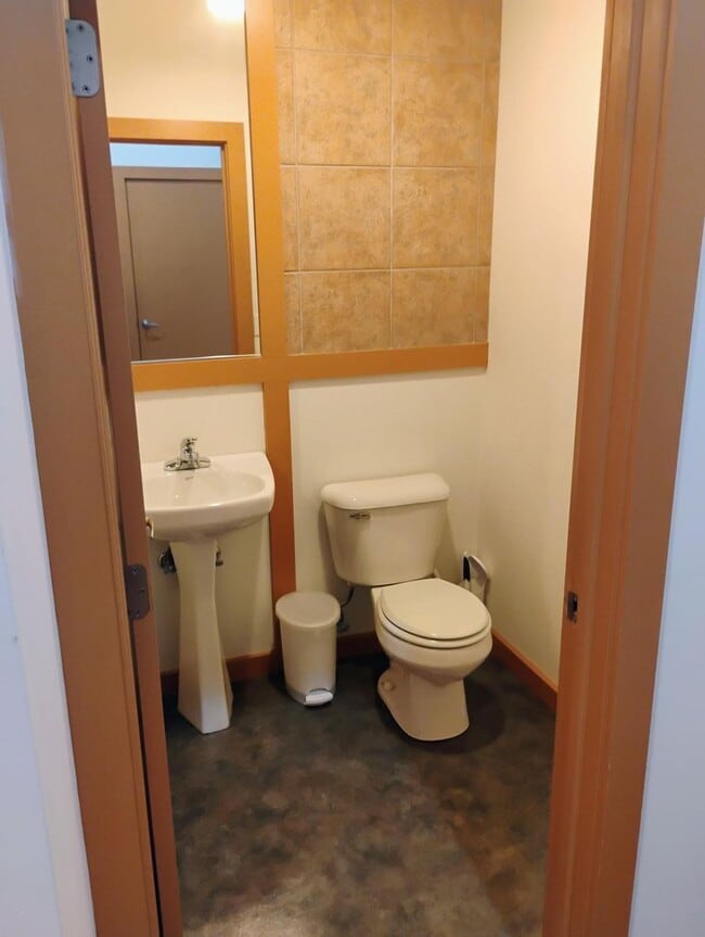 Building Photo - 1 BEDROOM 1.5 BATH IN DOWNTOWN CHAMPAIGN