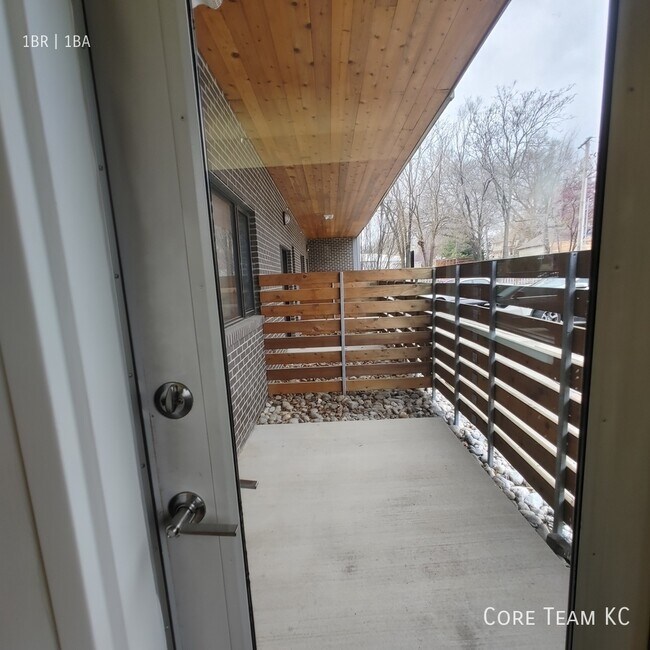 Building Photo - 662 E 63rd St