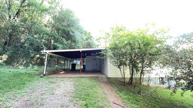 Building Photo - Spacious 2 Bedroom/1 Bath Home