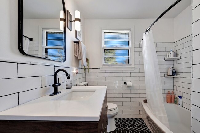 Building Photo - 3221 Cloverwood Dr