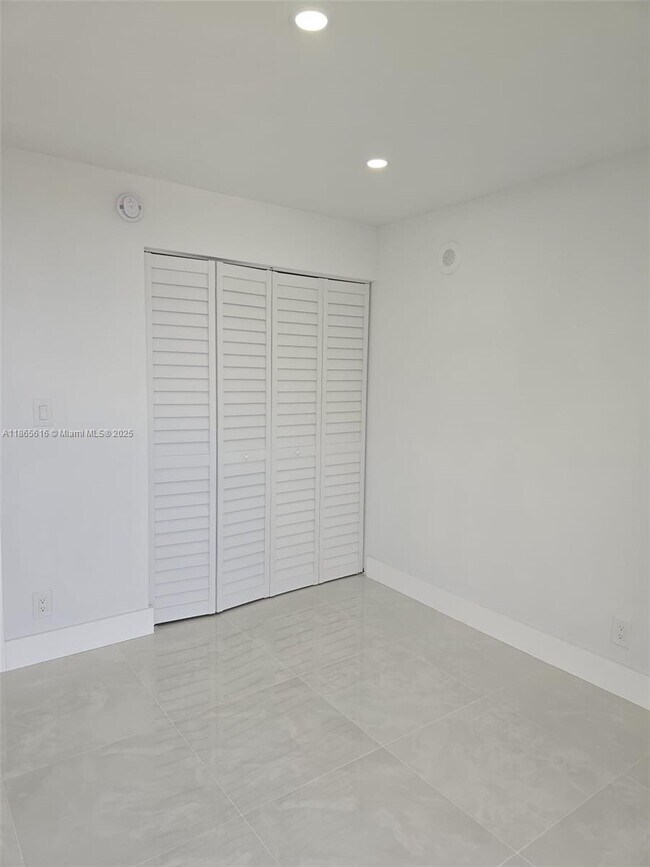 Building Photo - 17021 N Bay Rd